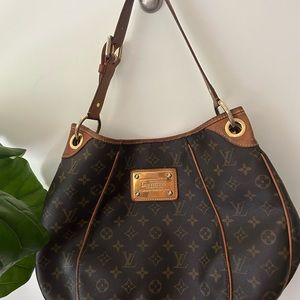 💕Authentic Galleria bag.Treat yourself with a real LV handbag. You deserve it!